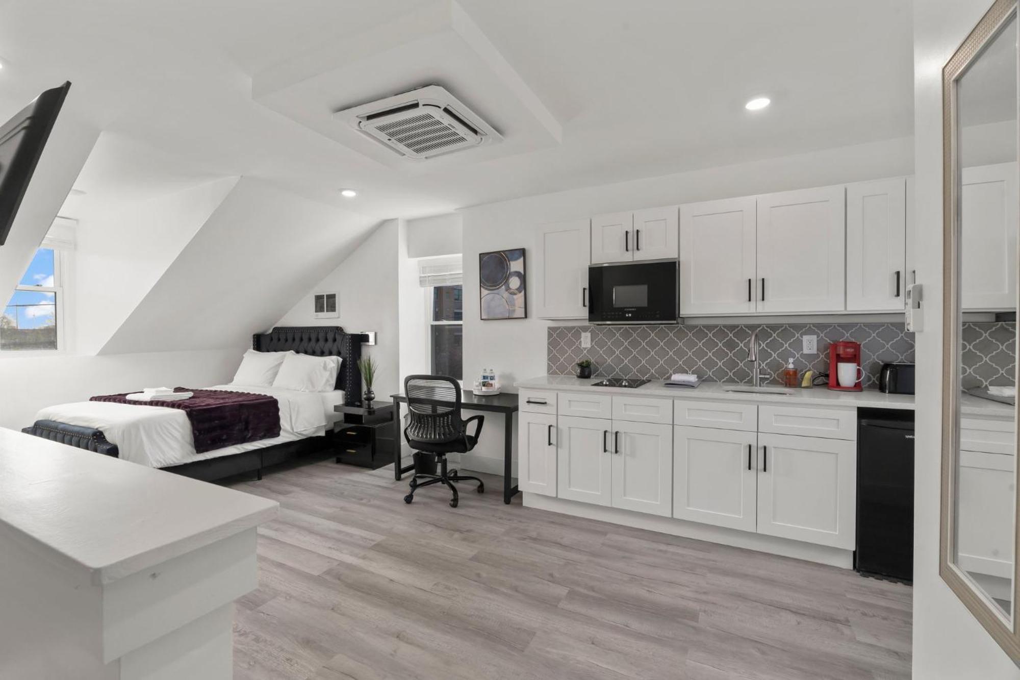 New Season Royals, Airport West Otel Chester Dış mekan fotoğraf