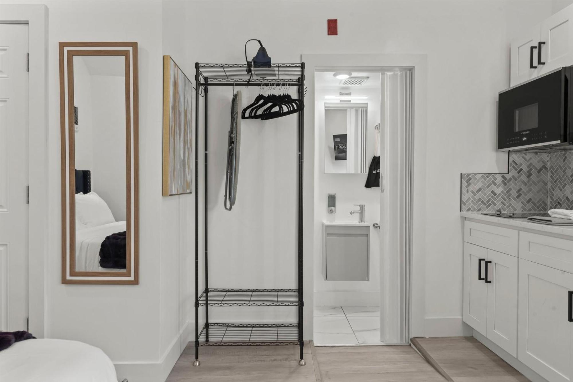 New Season Royals, Airport West Otel Chester Oda fotoğraf