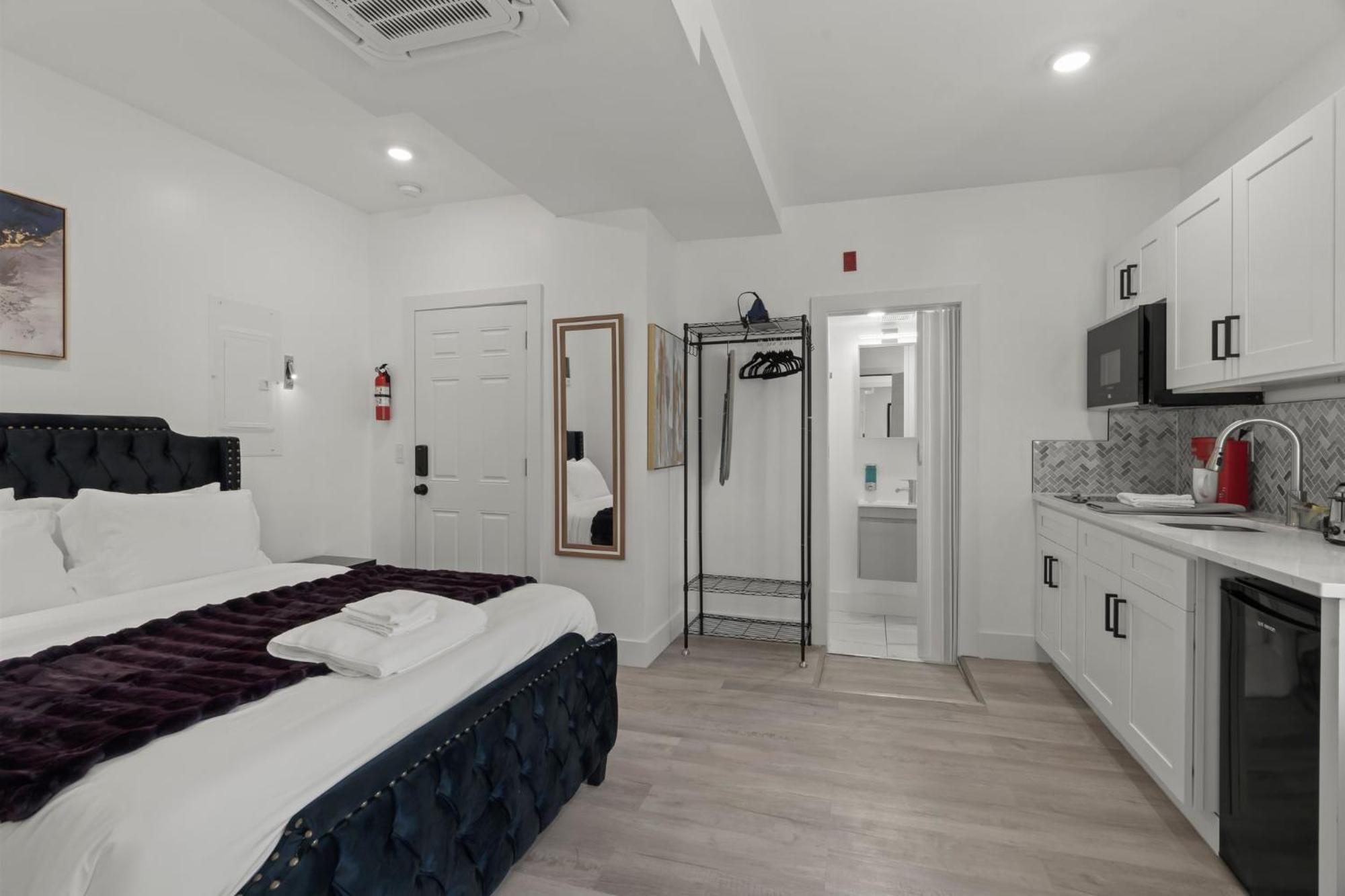 New Season Royals, Airport West Otel Chester Oda fotoğraf