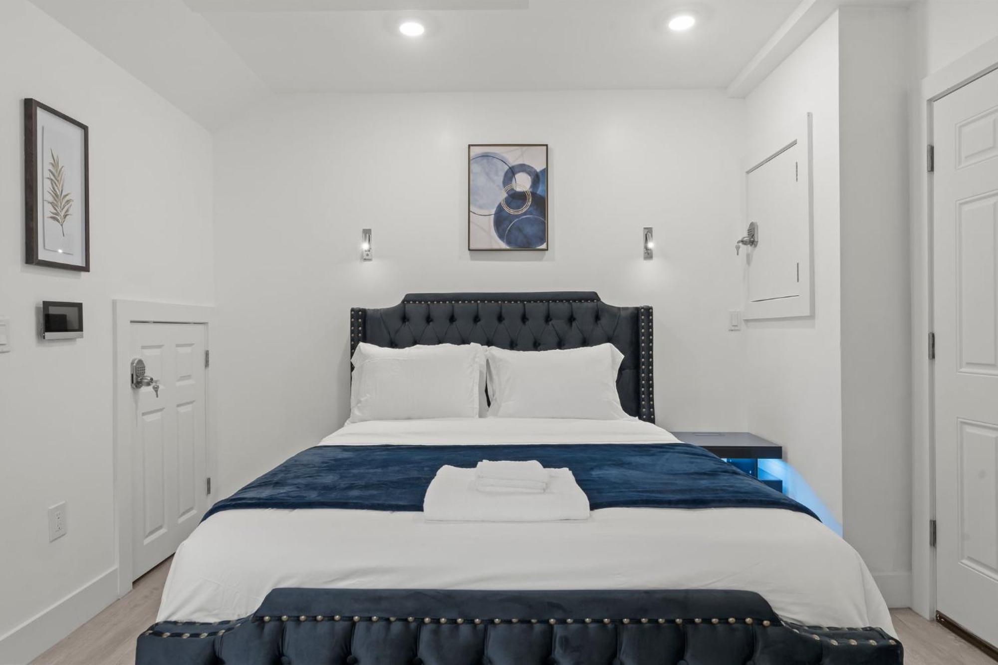 New Season Royals, Airport West Otel Chester Oda fotoğraf