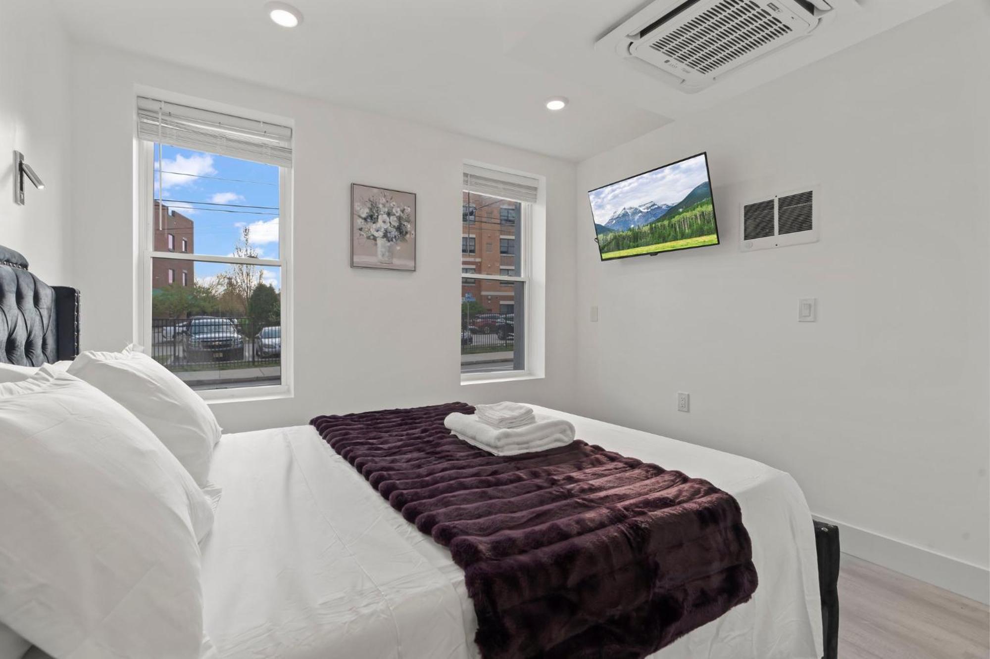 New Season Royals, Airport West Otel Chester Oda fotoğraf