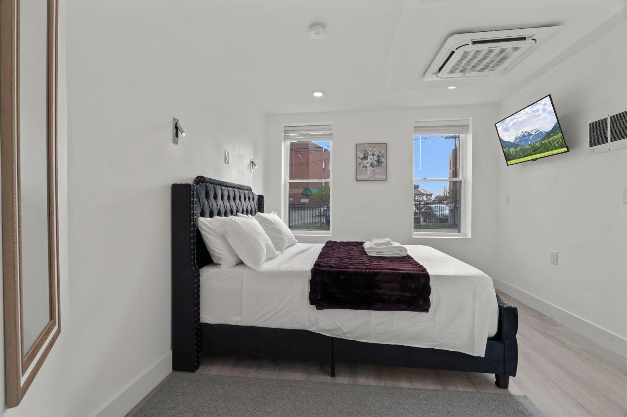 New Season Royals, Airport West Otel Chester Oda fotoğraf