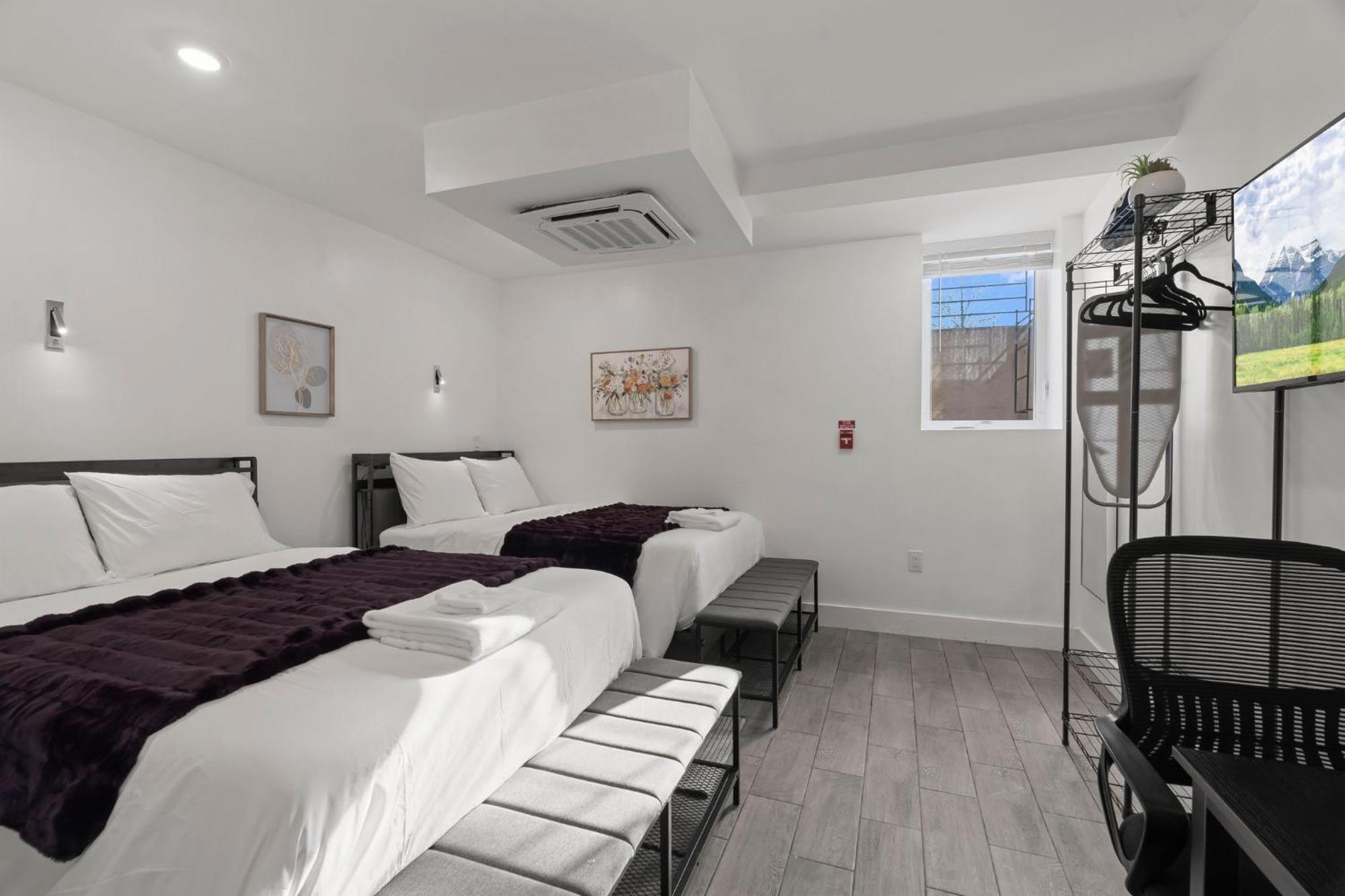 New Season Royals, Airport West Otel Chester Oda fotoğraf